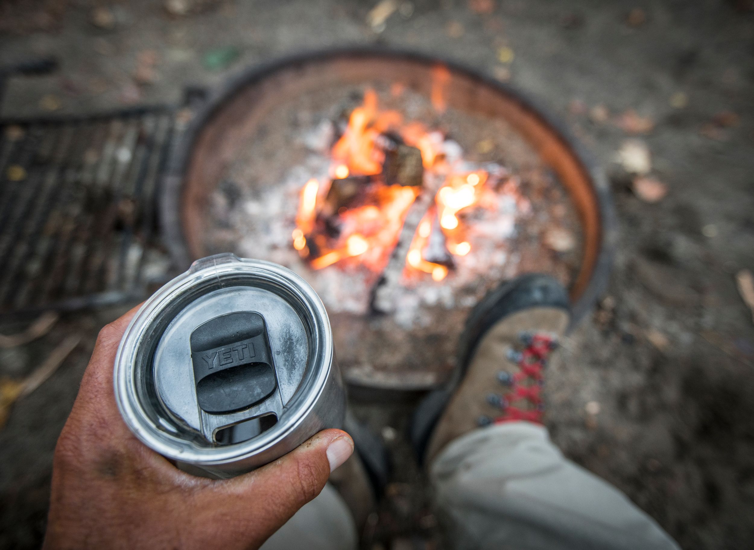 YETI Rambler® 10/20 oz Magslider™ Lid Overhead_Plunge